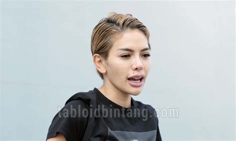 Nikita Mirzani Tampil Simple Dengan Kaos Bermotif - Tabloidbintang.com