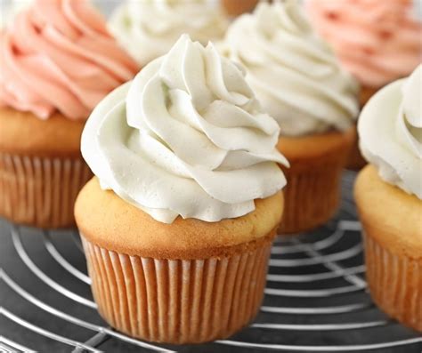 how long to let cupcakes cool before frosting