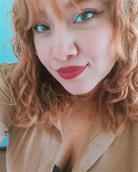 Bianca López | “𝑆𝑜𝑚𝑜𝑠 𝑠𝑒𝑟𝑒𝑠 𝑟𝑒𝑒𝑚𝑝𝑙𝑎𝑧𝑎𝑏𝑙𝑒𝑠 𝑝𝑒𝑟𝑜 𝑖𝑟𝑟𝑒𝑝𝑒𝑡𝑖𝑏𝑙𝑒𝑠”.💛🌻 | Instagram