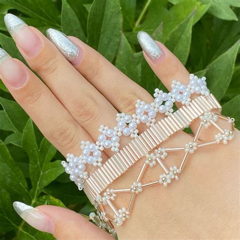 Летние чокеры | Bead jewellery, Diy bracelet designs, Beaded jewelry diy