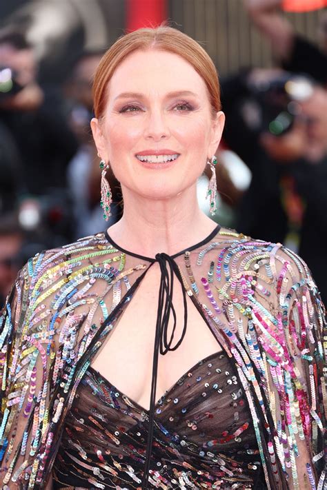 Julianne Moore deslumbra con un vestido de Valentino en el Festival de