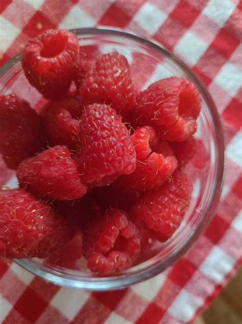Raspberry vs Strawberry Comparison and Nutrition - TheFarmChicken
