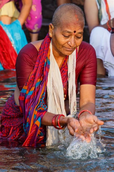 Ritos E Rituais Religiosos - Ritos Religiosos Hindus No Rio Ganges Em Varanasi Imagem de Stock ...