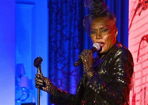 Grace Jones : son incroyable prestation seins nus à 74 ans - Grazia