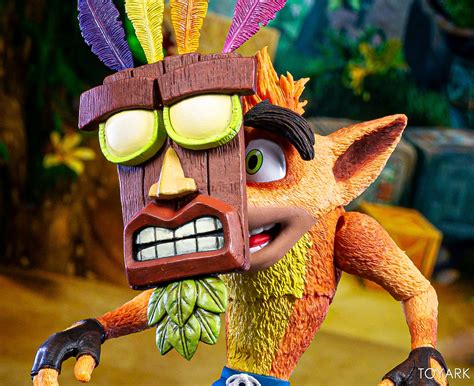 NECA Crash Bandicoot with Aku aku Mask Deluxe Figure - Toyark Photo