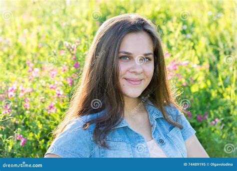 Portret Van Meisje Van 16 Jaar in Bloemweide Stock Afbeelding - Image ...