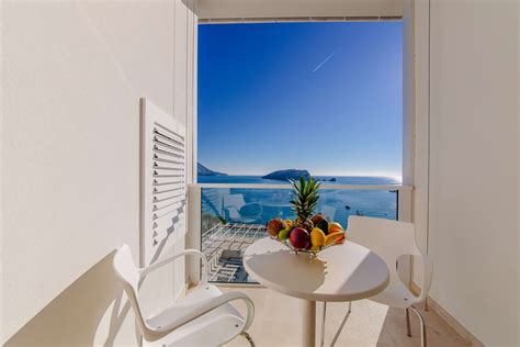 One Bedroom Apartment with Terrace and Sea View