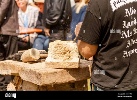 Sculptor stonemason hi-res stock photography and images - Alamy