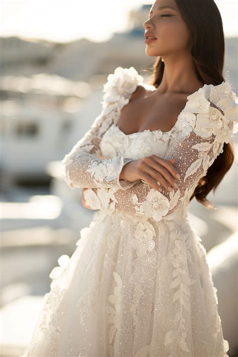 Luxurious Princess Long Sleeve Square Neckline Open Back Puffy