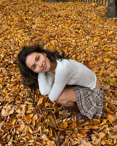 Beca Michie | 🇬🇧 No pants November comin’ up | Instagram