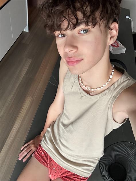 I finally got my hands on my new shorts, do you like it? (19yo) : r/twunks