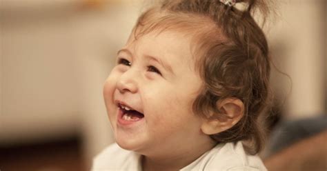 10 Cara Membuat Anak 1 Tahun Tertawa