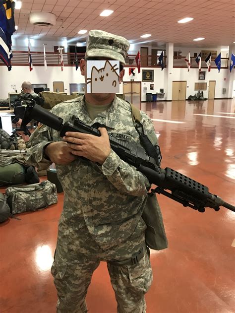 Справа: Colt M4 с подствольным дробовиком C-MORE M26 12GA; Слева: Colt ...