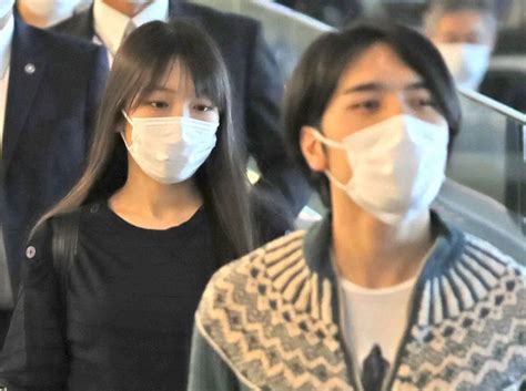 搭乗口に向かう小室圭さん（右）と小室眞子さん（2021年撮影） - スポニチ Sponichi Annex 芸能