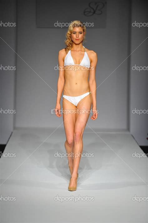 Model at Skinny Bikini swimsuit show – Stock Editorial Photo