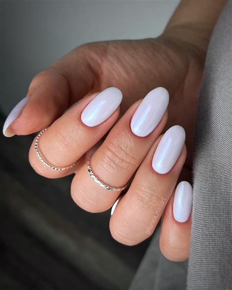30 Oval Nail Ideas That Are Classic Style with Modern Twist