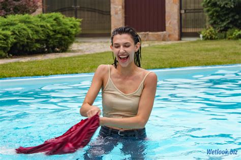 Wetlook girl in jeans and red shirt gets wet in Pool : r/WetGirlsWetlook