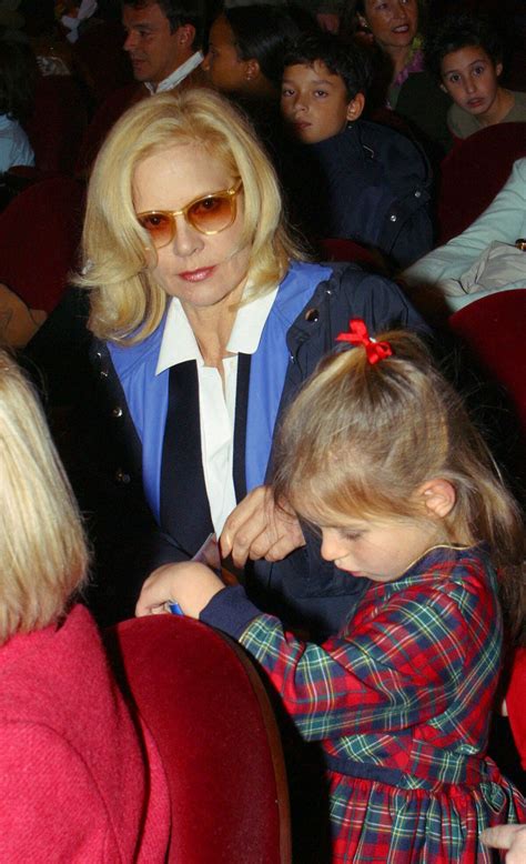 Photo : Sylvie Vartan et sa fille Darina au théâtre Mogador - Archives