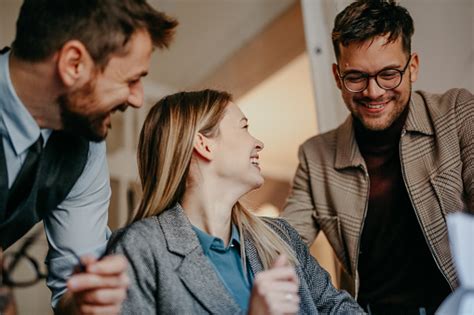 tiga teman  kolega foto stok  gambar  kantor