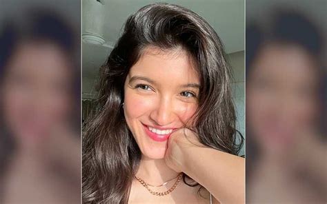 Shanaya Kapoor Rocks Nude On Nude Outfit In Her Latest Post; Looks Damn ...