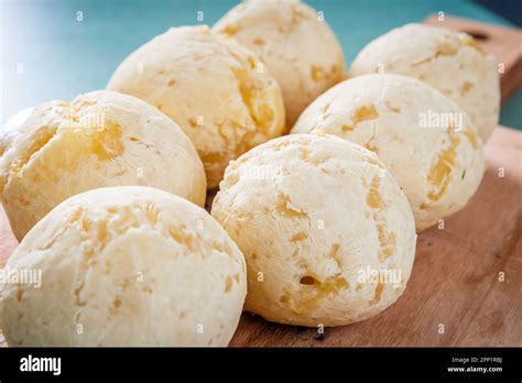 Delicioso pão de queijo, prato típico brasileiro, sobre tábua de ...