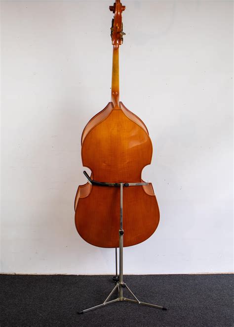 lot contrabas  stand
