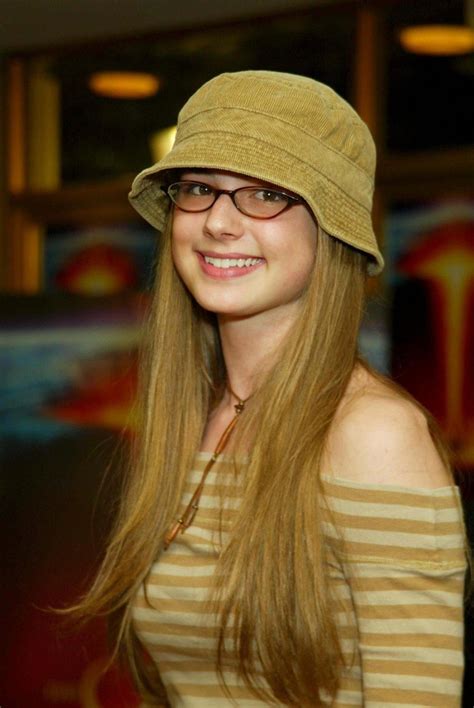 Emily VanCamp's so cute with glasses | Emily vancamp, Emily, Emily thorne