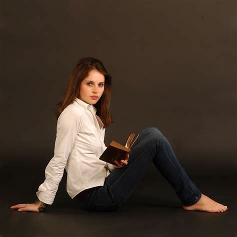 Felicity Jones's feet