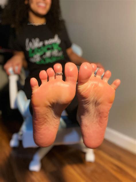 Let me stroke you with my feet : r/latinafeet
