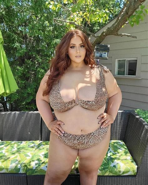 Model calls for curvier Hooters servers in sexy shoot with hot wings