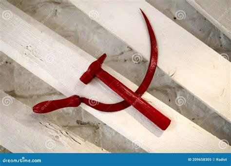 Símbolo Soviético Martillo Y Hoz Imagen de archivo - Imagen de ...