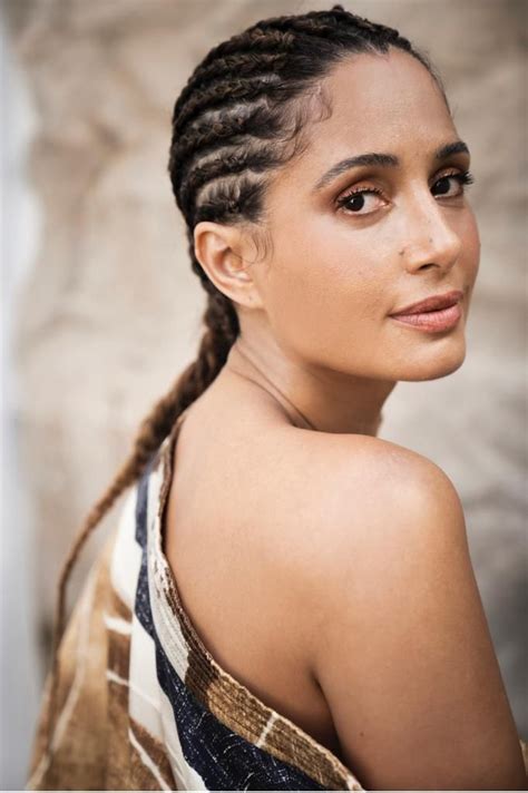 Camila Pitanga faz tranças e um tributo em homenagem a Elza Soares