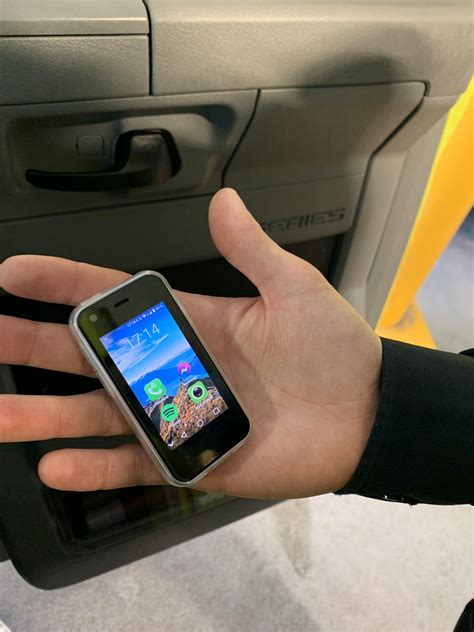 My coworker’s everyday smartphone : r/midlyinteresting