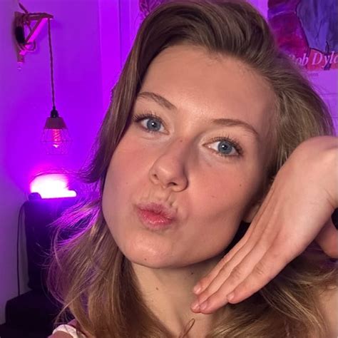 monalita.xo | Instagram, TikTok, Twitch | Linktree