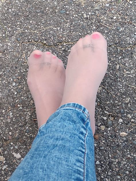 Red toes, jeans, nylons : r/NylonFeetLove