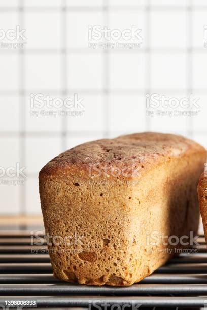 proses pembuatan roti rye roti jadi diambil  oven foto stok