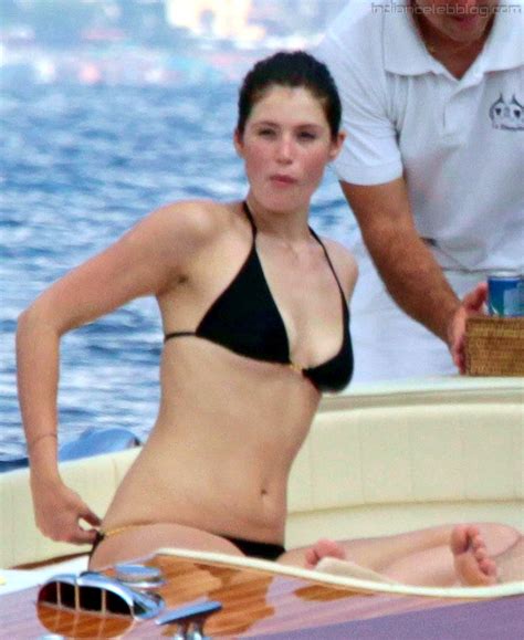 16 Hot Gemma Arterton Bikini Pics