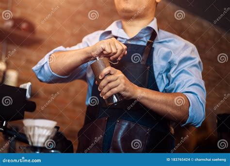 The Barista Hands on Manual Grinder Coffee for Grinding Coffee Beans at ...