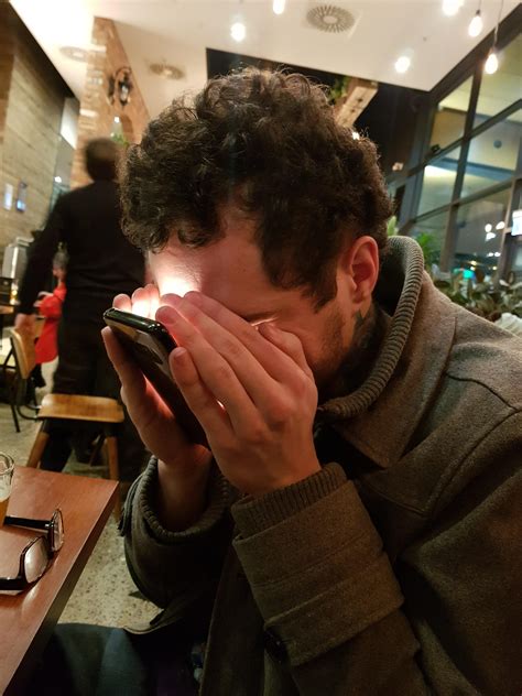 How to watch porn in public without getting caught : r/LearnUselessTalents