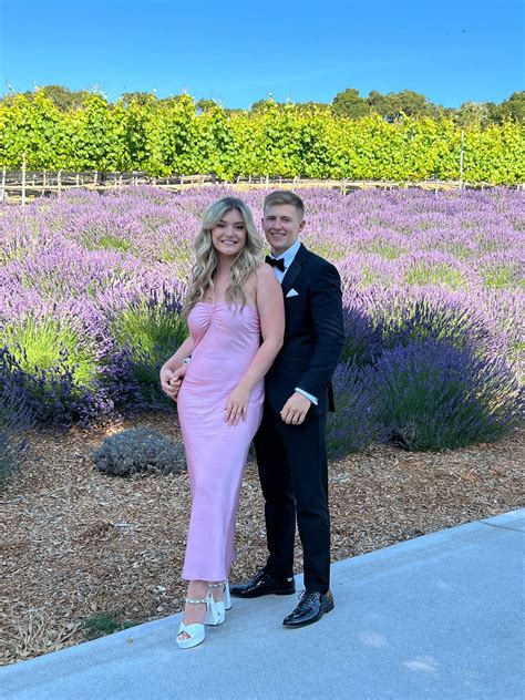 BrookeAB flower fields - Twitter/X - July 2023 : r/Otvgirlsfeet