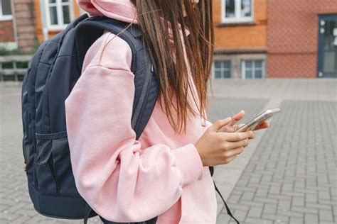 Meine Tochter hat ihr erstes Handy mit 8 Jahren bekommen – in der