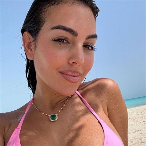 Las imágenes de Georgina en el paraíso: presumiendo de curvas y una