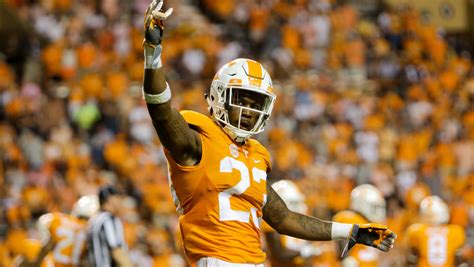 Man posing as Tennessee player seeks deal in Snapchat nude selfies