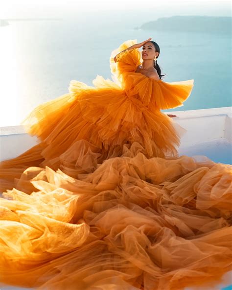 Fluffy Dresses for Photoshoots in Santorini | Fluffy & Poofy Dresses