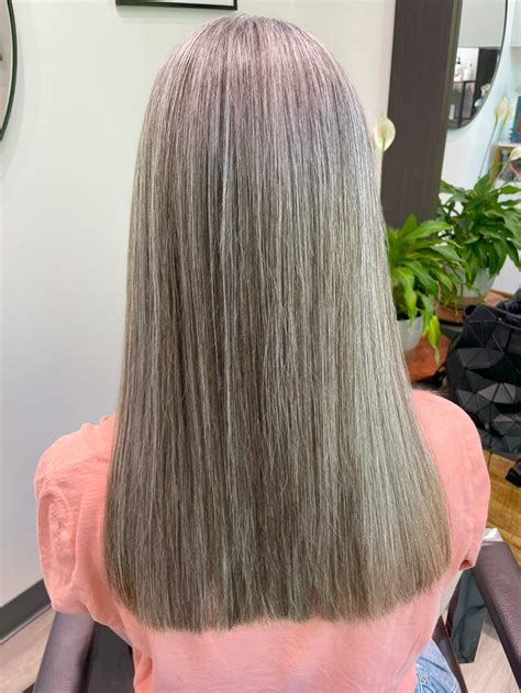 Stylish ways to transition and grow out gray hair 4