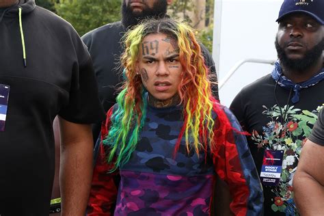 Tekashi 6ix9ine Ruthlessly Mocks Fallen Gang Members While Walking The