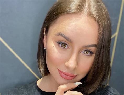 Певица Asti в неоновом бикини показала упругую попу