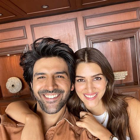 Kriti Sanon and Kartik Aaryan hug each other as they are all smiles ...