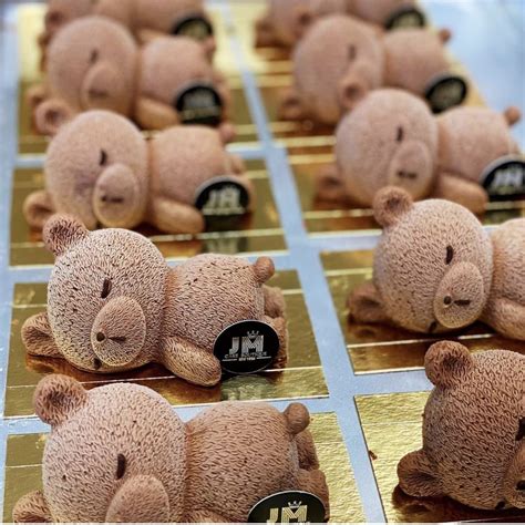 cute teddy bears cuddling  chocolate dessert  animal