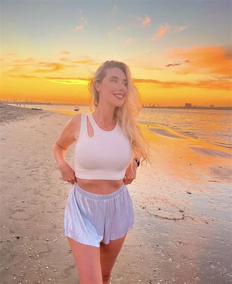 Noelle - One thing you should know about me… I love me a good sunset 😻
